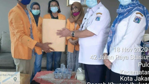 UKM Taekwondo Mendonasikan Masker ke Warga Kelurahan Pulo Gebang